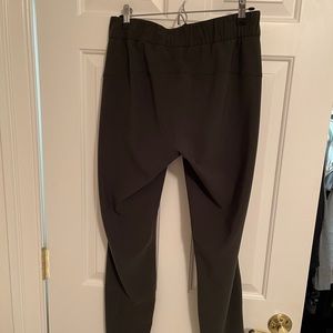 Lululemon On The Fly Pant size 6! Dark Green.